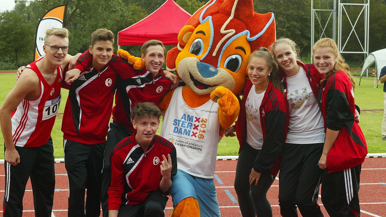 Im vergangenen Jahr war die Holtwickerin Maike Schulenkorf (Zweite von rechts) für den Länderkampf gegen die Niederlande nominiert. Foto FLVW.de