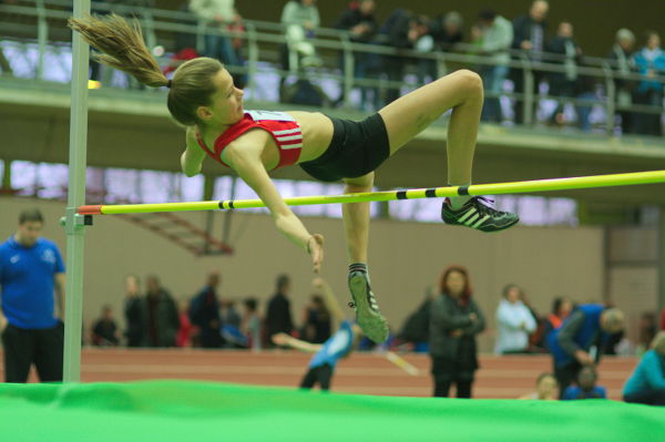 Je höher Annika springt desto schöner werden die Sprünge. schaut sie bei 1,30m noch viel zu viel auf die Latte,übersprang sie im dritten Versuch die 1,38m mit blitzsauberer Technik.