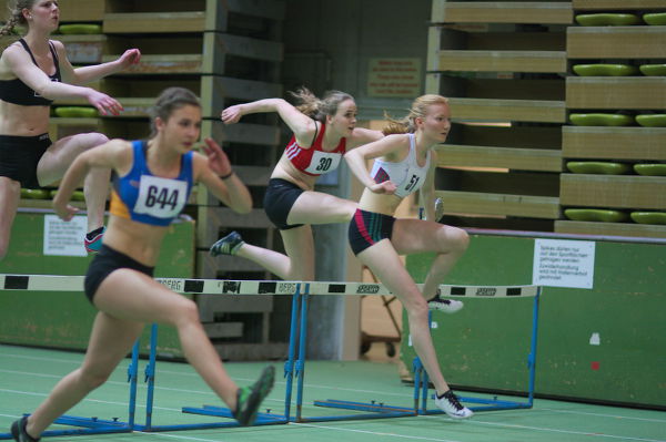 Maike Schulenkorf (30) schafft ohne Training die neuen Hürdenabstände der U18 problemlos. Maike Schulenkorf (30) schafft ohne Training die neuen Hürdenabstände der U18 problemlos.