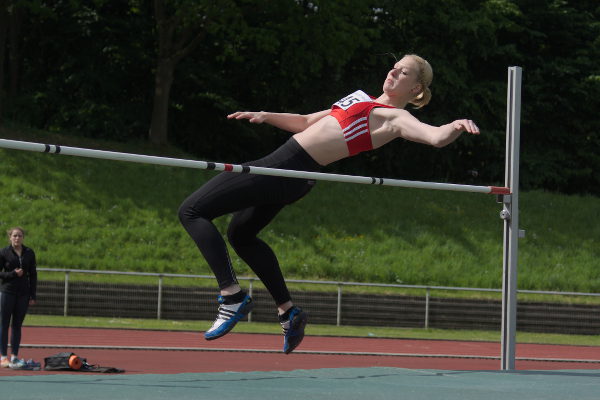 Nadine Thiemann gewinnt den Hochsprung mit 1,56m. Leider musste sie fast alle Höhen alleine springen wegen fehlender Konkurrenz.