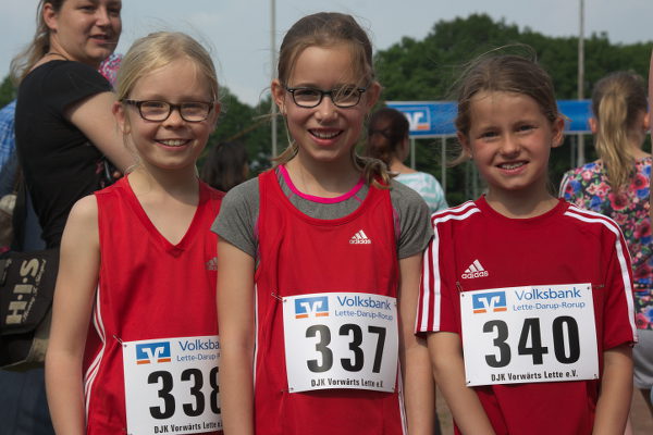 Antonia Reuver, Lana Knapp und Elaine Strangfeld kurz vor dem Start an der sonnigen Startlinie. Lana wird vierte in der W10 und Elaine Siebte in der W9.