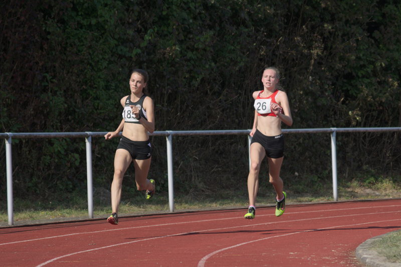 Ohne große Pause eilte Larissa Boom von Disziplin zu Disziplin. Während des langen Weitsprungwettbewerbs musste sie zwischendurch zum 100m Sprint. Danach ging es fast direkt zum 200m Sprint. In ihrem ersten 200m Lauf sprintete Larissa ganz knapp an der B-Norm für die U18 Hallenmeisterschaften im kommenden Winter vorbei und wurde hier Zweite mit 28,10 Sekunden.  