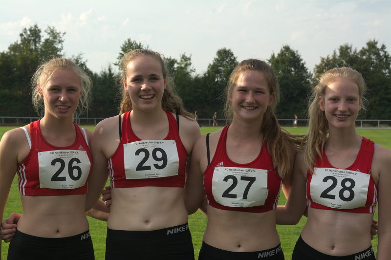 Larissa Boom, Maike Schulenkorf, Jana Riermann und Fenja Telger nutzen dann auch gleich noch die Möglichkeit zusammen eine 4x100m Staffel in der weiblichen Jugend U18 zu laufen.