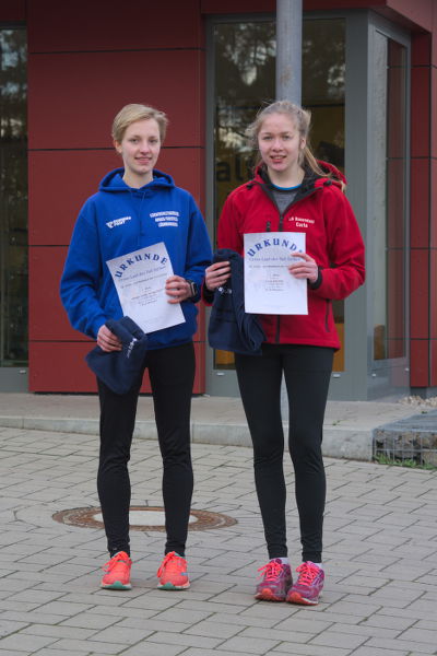 Platz Eins für Kerstin in 8:21 min und Platz Eins in der U18 für Carla Weiser in 9:16 min über 2.200m