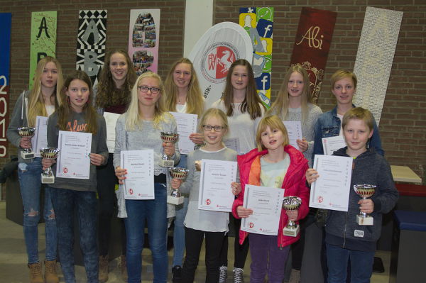 Eine stattliche Gruppe Rosendahler Leichtathleten wurde beim Kreisleichtathletik-Tag in Vreden mit Urkunden und Pokale ausgezeichnet: (hinten von links) Carla Weiser, Maike Schulenkorf, Larissa Boom, Jana Riermann, Fenja Telger und Kerstin Schulze Kalthoff; vorne von links: Annika Schulze Kalthoff, Marleen Reuver, Antonia Reuver, Jette Bruns und Felix Grevelhörster. Foto: az