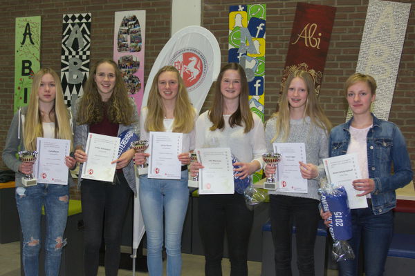 Die Großen stellen sich noch einmal zum Foto auf. Die Großen stellen sich noch einmal zum Foto auf.