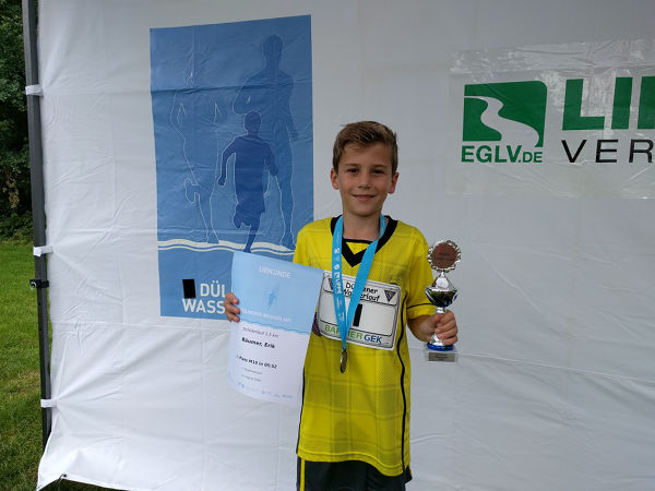 Urkunde und Medaille für den Sieg in der Altersklasse für Erik Bäumer und obendrauf gab es den Pokal für den schnellsten Läufer über 1,5 km.