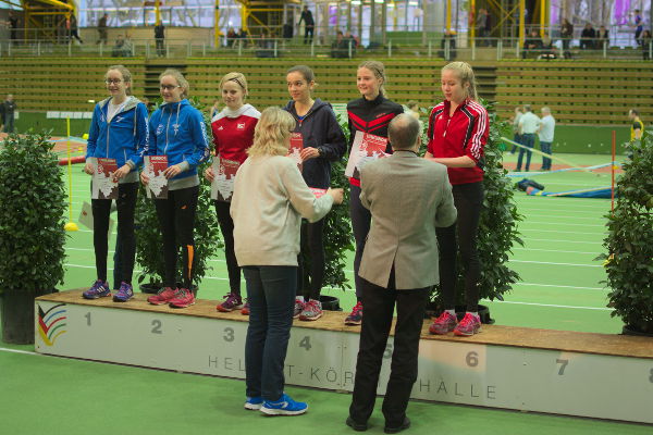 Siegerehrung der weiblichen U18 im 1.500m Lauf. Platz 6 für Carla Weiser in neuer persönlicher Bestzeit von 5:24,71 min Siegerehrung der weiblichen U18 im 1.500m Lauf. Platz 6 für Carla Weiser in neuer persönlicher Bestzeit von 5:24,71 min