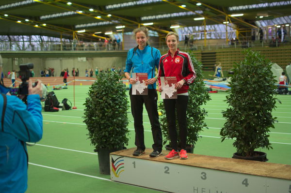 Julia Tertünte und Kerstin Schulze Kalthoff stellen sich nach der Siegerehrung zum Foto auf. Julia Tertünte und Kerstin Schulze Kalthoff stellen sich nach der Siegerehrung zum Foto auf.