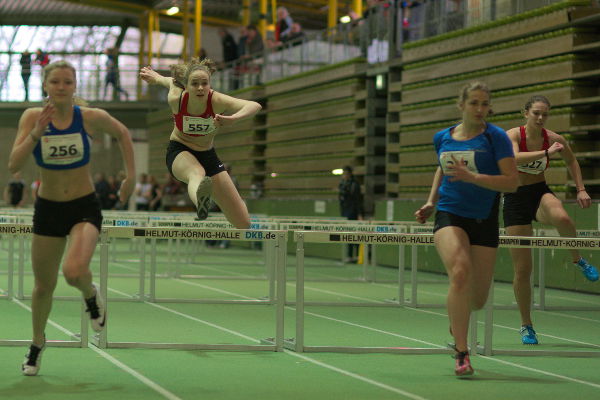 Mit 10,21 Sekunden sprintete Maike Schulenkorf über die neuen Hürdenabstände der weiblichen U18 eine neue Bestzeit. Mit 10,21 Sekunden sprintete Maike Schulenkorf über die neuen Hürdenabstände der weiblichen U18 eine neue Bestzeit.