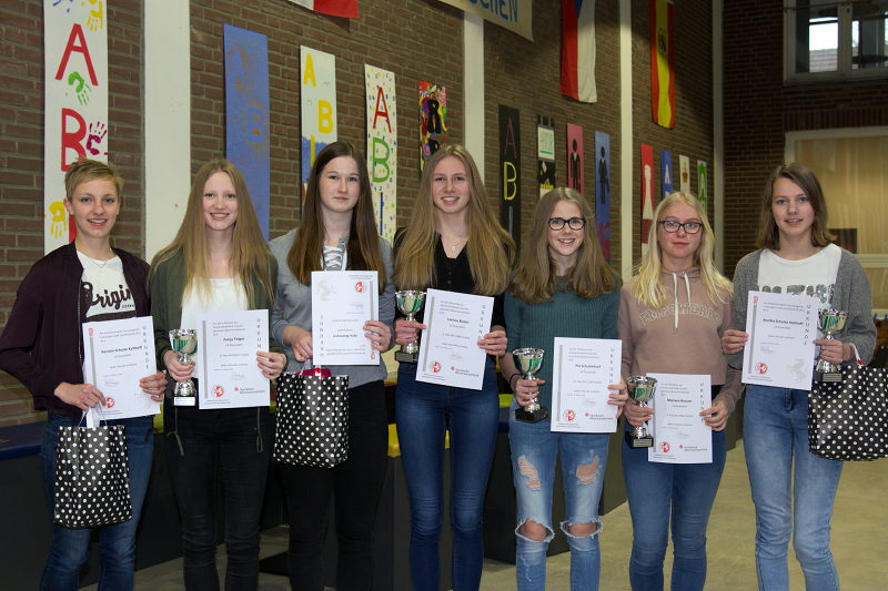 Urkunden, Pokale und besondere Geschenke gab es für die jungen Athletinnen der LG Rosendahl beim Kreisleichtathletik-Tag in Vreden: (v.1) Kerstin Schulze Kalthoff, Fenja Telger, Jana Riermann, Larissa Boom, Pia Schulenkorf, Marleen Reuver und Annika Schulze Kalthoff.