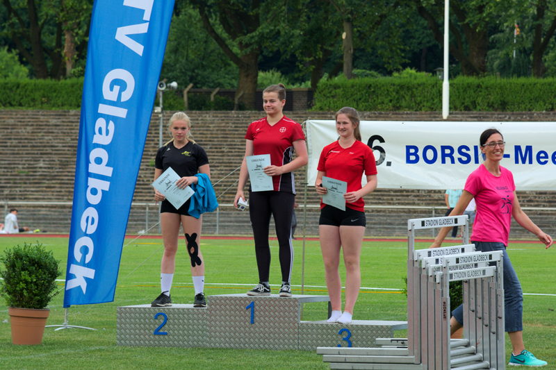 In der Diskuswurf-Ehrung tauschten dann Jana Riermann und Cimberly Dreistein (TSV Bayer Leverkusen) die Plätze. Auf Platz zwei kam wieder Leonie Simmonia von der ART Düsseldorf.