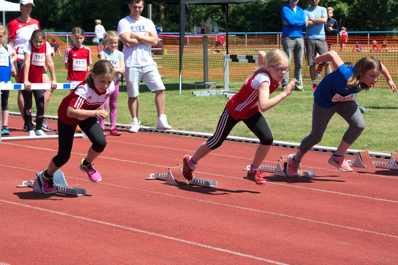 Lana Nohnhoff (links) und Antonia Reuver (mitte) beim 50m Start.