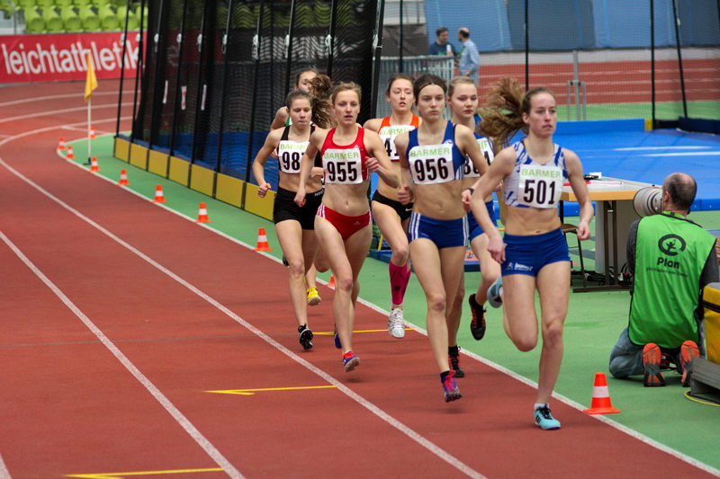 Im Duell mit den besten Mittelstrecken-Läuferinnen erreichte Langstrecken-Ass Kerstin Schulze Kalthoff (Nummer 955 im Vorlauf) bei den Deutschen U 20-Meisterschaften in Sindelfingen im Finale über 1500 Meter den siebten Platz. Foto: az
