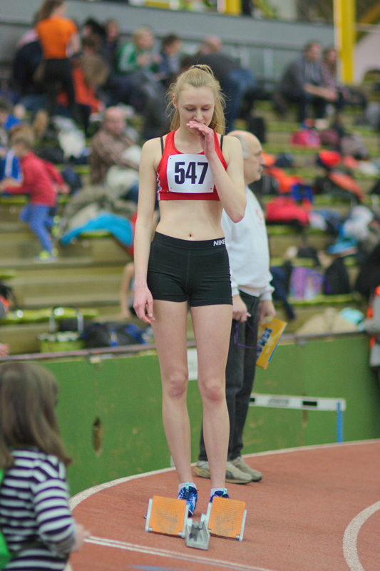 Voll konzentriert bereitet sich Larissa Boom auf den 200m Start vor.