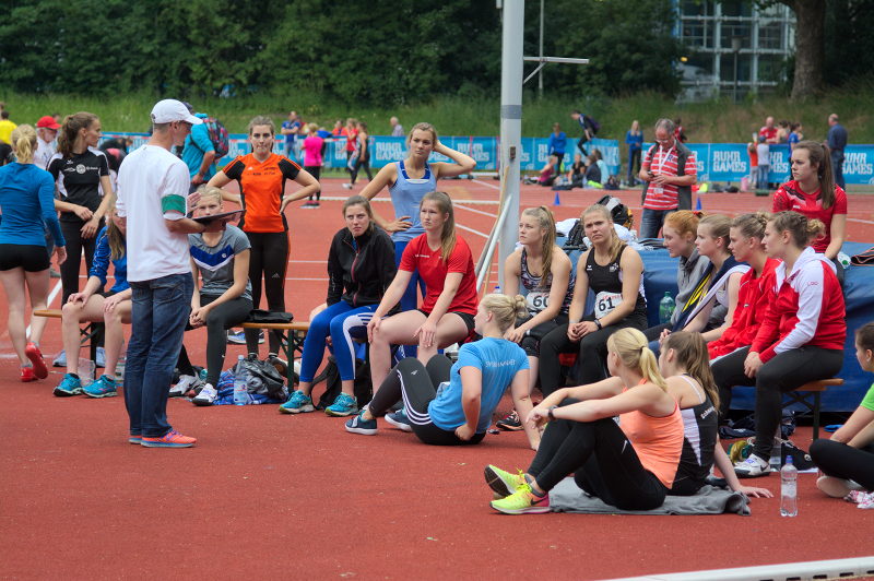 Volles Haus am Kugelstoßring. 24 Athletinnen konnte der Schiedsrichter bei der Einweisung begrüßen