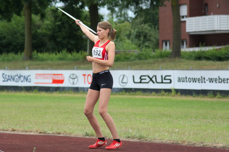 Bestleistung trotz böiger Winde bestätigt. Im dritten Versuch wirft Annika den Speer wieder auf 32.09 m.