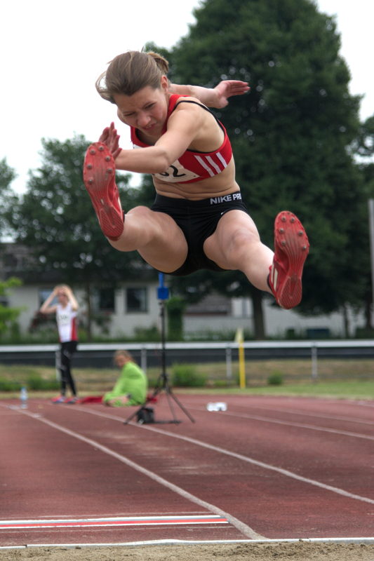 Die Flugtechnik ist bei Annika schon ziemlich gut. Leider fehlt ihr die Geschwindigkeit im Anlauf für richtig große Weiten.