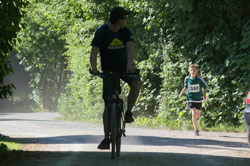 Nur den Fahrradfahrer als Begleitung hatte Erik beim Lauf der Jungs über 1,5 km.