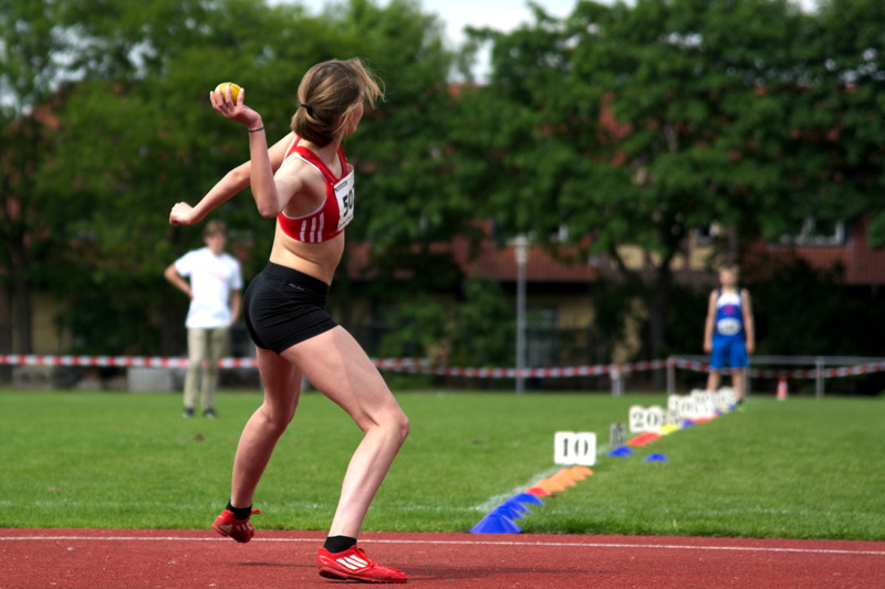 Im Ballwurf konnte sie ihren Vorjahreserfolg, trotz neuer Bestleistung von 41,50m, nicht wiederholen. Nele Dieker von der LG Coesfeld warf bärenstarke 48,50 m und schnappte sich den Titel. 