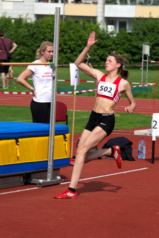 Wieder mit der höchsten Anfangshöhe von 1,40m schonte Annika sich beim Hochsprung der W13.