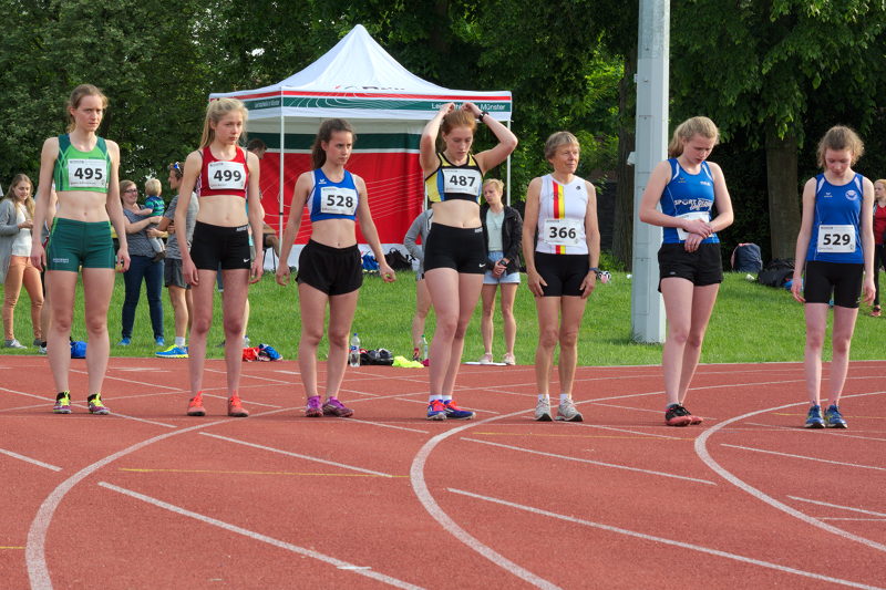 Als letzte Disziplin des Tages stand der 1.500m Lauf der Frauen und der weiblichen Jugend auf den Programm mit Carla Weiser.