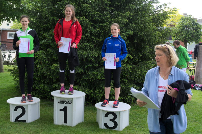 Mit sehr guten 35,19 m gewann Jana Riermann das Diskuswerfen der weiblichen Jugend U18 vor Jana Altevogt vom TV Lengerich und Lena Volmer von der LG Coesfeld