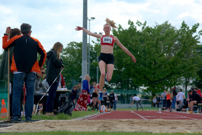 Sehr böiger Rückenwind machte es Larissa Boom schwer den Absprungbalken gut zu treffen. Mit 4,77m lag sie am Ende auf dem fünften Platz in der weiblichen Jugend U18.