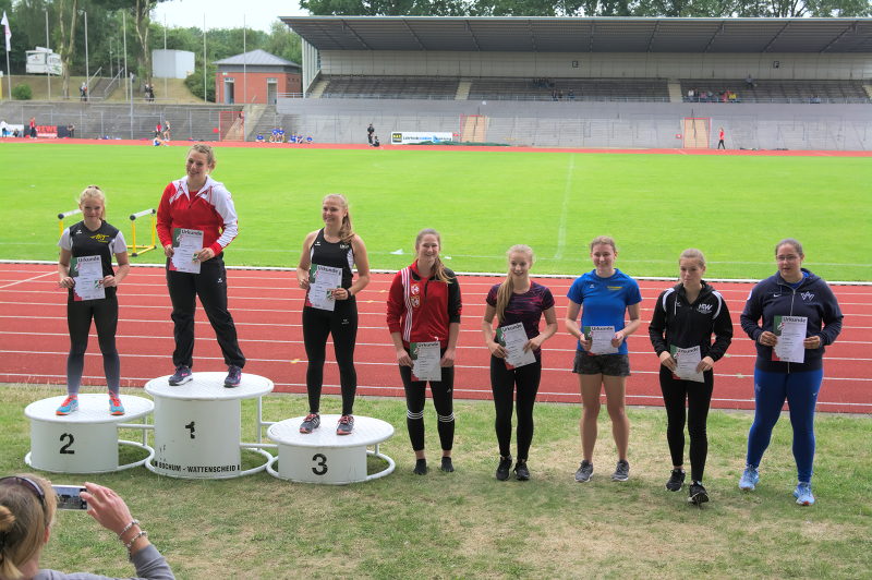 Siegerehrung beim Diskuswurf der weiblichen Jugend U18