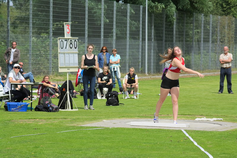 Dritter Versuch im Kugelstoßen. Mit einem großen Feld von 20 Kugelstoßerinnen ging es in den Vorkampf. Aber die Kampfrichter machten eine sehr gute Arbeit und so kam es zu keinen Verzögerungen und die Athletinnen mussten nicht allzu lange auf ihre weiteren Versuche warten.