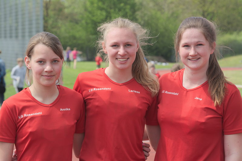 Mehrere Siege und Top-Platzierungen schaffte das Mädels-Trio der LG Rosendahl beim Jens-Heinrich-Gedächtnissportfest in Olfen: (von links) Annika Schulze Kalthoff, Larissa Boom und Jana Riermann.
