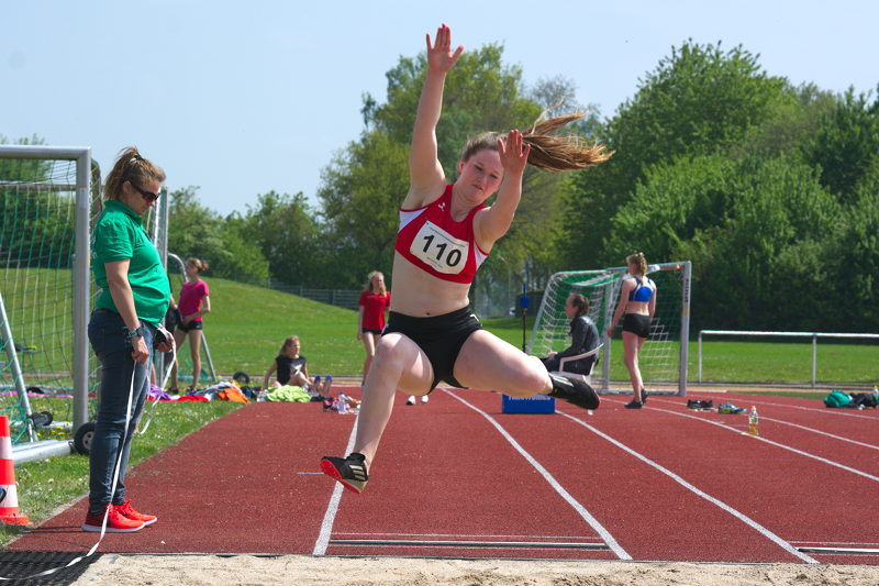 Der starke Rückenwind machte es den Athletinnen nicht leicht, das Absprungbrett vernünftig zu treffen. Jana Riermann haderte viel über ihre Anläufe, am Ende wurde sie mit 4,80m Vierte in der U18.