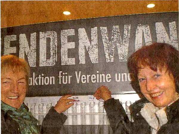 Aktion im Edeka-Markt in Osterwick läuft 13 Wochen / Startschuss am Montag Maria Rottmann (I.) und Maria Kramer testen schon einmal den Einwurf von Münzen.	Fotos: Marianne Kernebeck