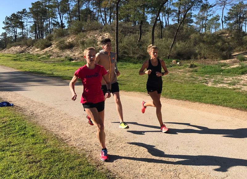 Unter der Sonne Portugals floss der Schweiß beim DLV-Trainingslager in Strömen. In Monte Gordo 200 Kilometer spulte Kerstin Schulze Kalthoff (li. im Bild mit zwei Dortmunder Läufern) ab.