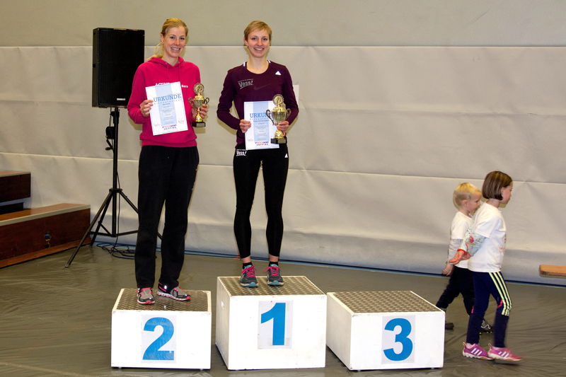 Siegerehrung der Frauen über 8 km mit Kerstin und Sarah Kaute vom Active Laufteam aus Coesfeld.