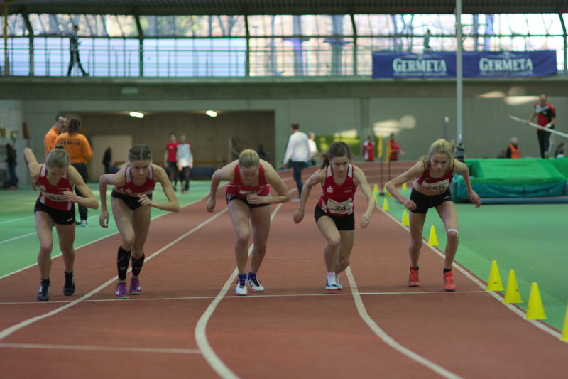 Start frei für siebeneinhalb Runden im 1.500m Rennen der U18 mit Carla Weiser ganz innen.