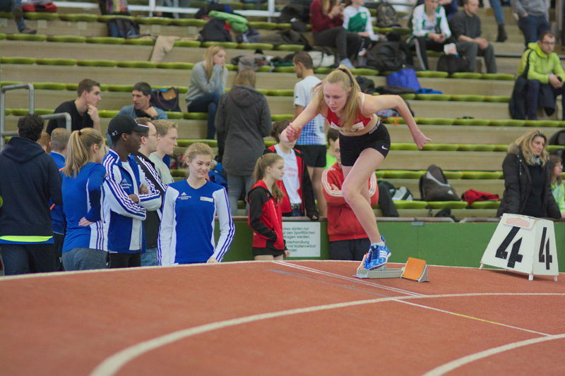 Oben auf Bahn 4 startete Larissa Boom auf der 200m Rundbahn.