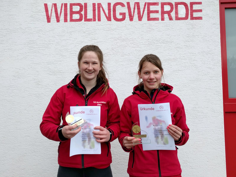 Jana Riermann und Annika Schulze Kalthoff konnten beide einen Pokal für die beste Leistung in ihrer Altersklasse abstauben.