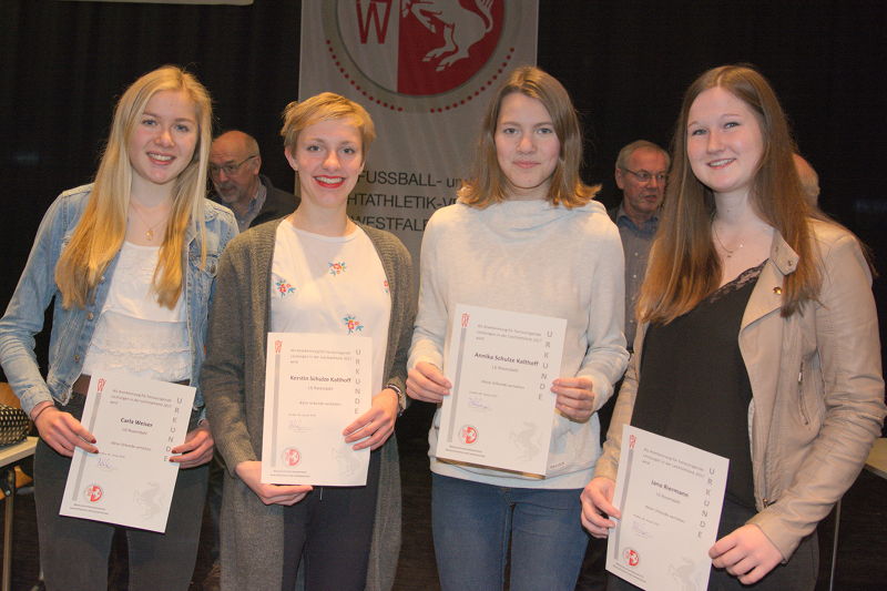 Ein erfolgreiches LG-Quartett: Urkunden und Geschenke gab es für vier junge Athletinnen der LG Rosendahl beim Kreisleichtathletik-Tag in Vreden: (v.l.) Carla Weiser, Kerstin Schulze Kalthoff, Annika Schulze Kalthoff und Jana Riermann.