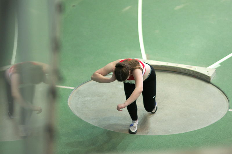 Schwierige Bedingen wieder für die Trainer und Betreuer, die wieder aus dem Innenraum verbannt wurden. Auf der Zuschauerbrücke ist es sehr schwierig die Athletinnen bei ihren Stößen zu beobachten.