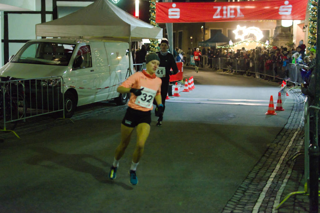 Da kommt die Kamera an ihre Grenzen. Nach der ersten kurzen Runde legt sich Kerstin Schulze Kalthoff voll in die Kurve, um auch eine Top-Zeit zu erreichen. Da kommt die Kamera an ihre Grenzen. Nach der ersten kurzen Runde legt sich Kerstin Schulze Kalthoff voll in die Kurve, um auch eine Top-Zeit zu erreichen.