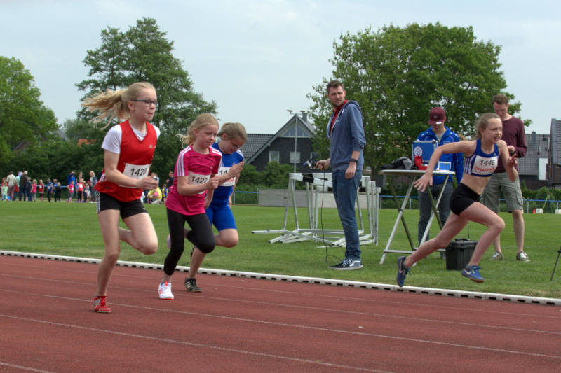 Ein wenig verpennt hatte Antonia den 50m Start und rollte so das Feld von hinten auf.