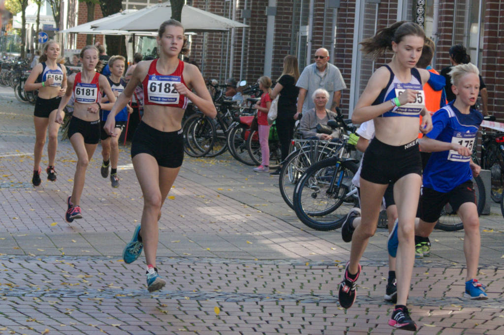 Hier liegt Annika Schulze Kalthoff (6181) noch direkt hinter Johanna Rier und vor Lisa Kerkhoff (6182). Ab hier fightete sich Lisa immer näher ran und erreichte zeitgleich mit Johanna Rier das Ziel.