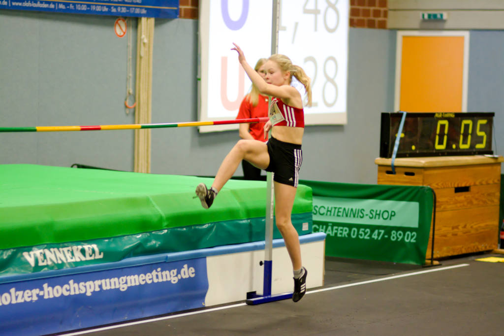 Mit dem Flop klappten die Anläufe diesmal bei Antonia garnicht. Also ging es erst einmal im Schersprung über die Höhen. Mit dem Flop klappten die Anläufe diesmal bei Antonia garnicht. Also ging es erst einmal im Schersprung über die Höhen.