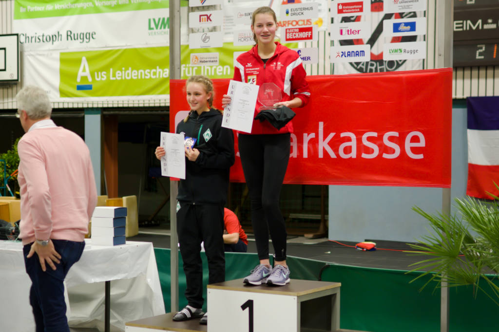 Glaspokal und T-Shirt für Annika Schulze Kalthoff bei der Siegerehrung der W15. Glaspokal und T-Shirt für Annika Schulze Kalthoff bei der Siegerehrung der W15.