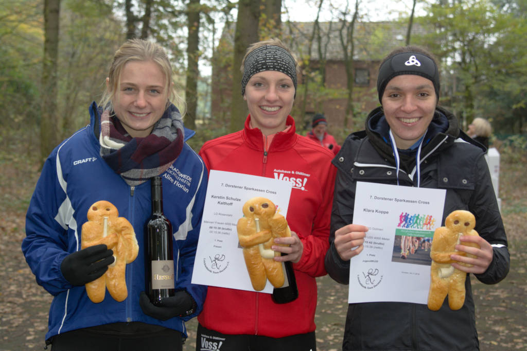 Die drei schnellsten Frauen über die 4.000m. Zu Aline Florian (SV Brakwede, links) und Kerstin Schulze Kalthoff gesellt sich die Klara Koppe (TSG Dülmen, rechts) als Siegerin in der U20