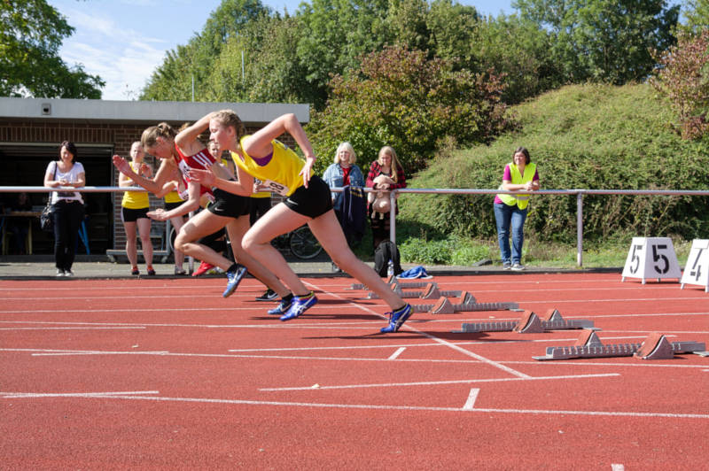 Auch Annika ist direkt aus dem Block heraus vorne. Ihre 14,82 Sekunden sind allerdings noch stark ausbaufähig. Das Sprintkraft-Training ist für den Winter fest eingeplant.