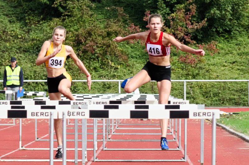 Zum ersten Mal im Dreier-Rhythmus lief Annika Schulze Kalthoff über alle 8 Hürden im 80m Hürdenlauf. Damit konnte sie ihre Bestzeit um über eine Sekunde steigern.