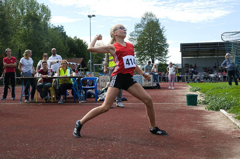 Viel Dynamik im Abwurf beim Schlagballwurf von Antonia Reuver. Mit 29 m wirft sie wieder exakt ihre persönliche Bestleistung und wird damit Zweite. Viel Dynamik im Abwurf beim Schlagballwurf von Antonia Reuver. Mit 29 m wirft sie wieder exakt ihre persönliche Bestleistung und wird damit Zweite.