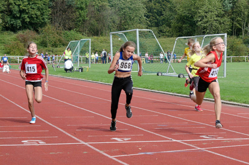 Knapper Laufsieg im zweiten Vorlauf für Antonia Reuver. Elaine Strangfeld folgt auf Platz drei in diesem Zeitlauf.